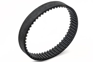 Beyaz arka planda izole edilmiş, dişli bir kemerin makro fotoğrafı..