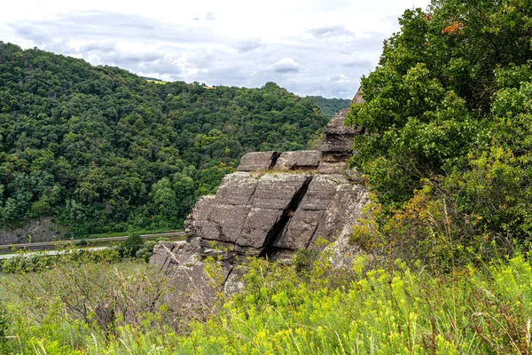 Formations Rocheuses Bord Une Falaise Dessus Une Rivière Allemagne Ouest — Photo