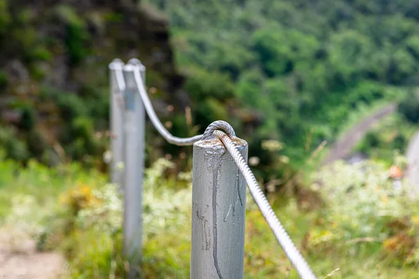 Uma Corda Aço Passando Pelas Malhas Postes Metal Sobre Penhasco — Fotografia de Stock