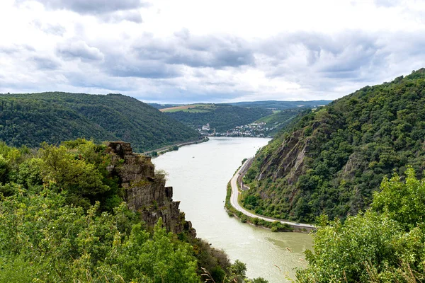Batı Almanya Ren Nehri Orman Görünür Nehir Kıvrımı Kayalıklarla Kaplı — Stok fotoğraf