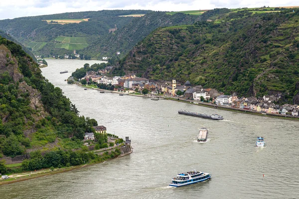 Navios Turismo Barcaças Navegando Rio Reno Oeste Alemanha Edifícios Visíveis — Fotografia de Stock