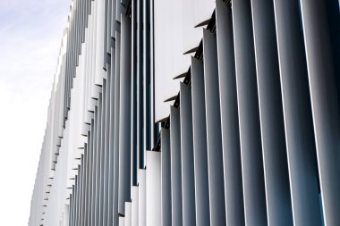 Modern bir binanın ön cephesi. Otomatik, hareketli perdelerden yapılmış yenilikçi bir cephe..