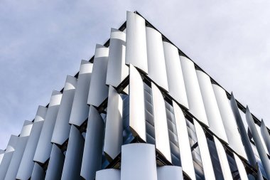 Modern bir binanın ön cephesi. Otomatik, hareketli perdelerden yapılmış yenilikçi bir cephe..