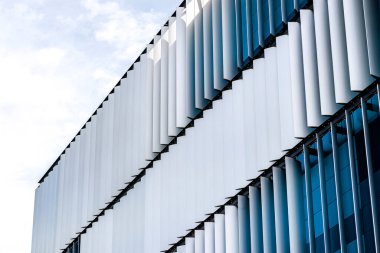 Modern bir binanın ön cephesi. Otomatik, hareketli perdelerden yapılmış yenilikçi bir cephe..