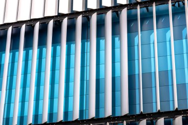 Modern bir binanın ön cephesi. Otomatik, hareketli perdelerden yapılmış yenilikçi bir cephe..