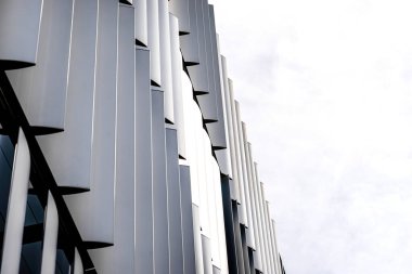 Modern bir binanın ön cephesi. Otomatik, hareketli perdelerden yapılmış yenilikçi bir cephe..