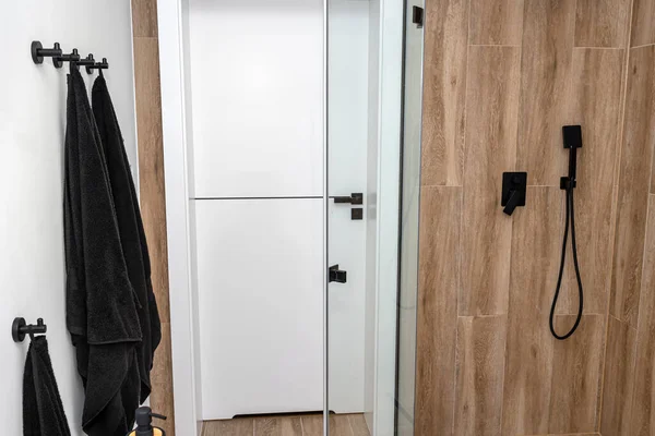 Moderno Cuarto Baño Con Una Puerta Ducha Abierta Forrado Con — Foto de Stock