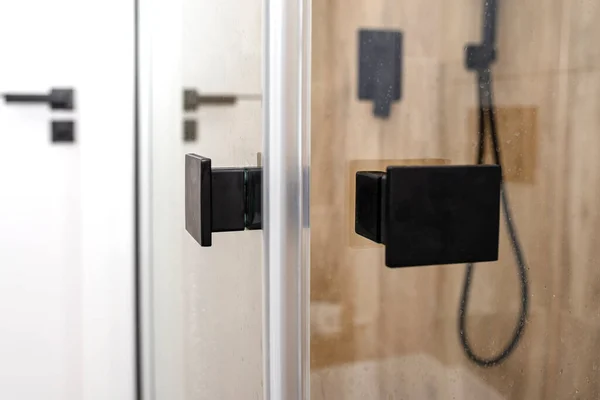 Porta Chuveiro Vidro Fechado Com Alças Pretas Foscas Banheiro Moderno — Fotografia de Stock