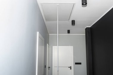 Çatı katına çıkan metal merdivenler, açılmak için bir tüple kapalı kapak, modern görünüş..
