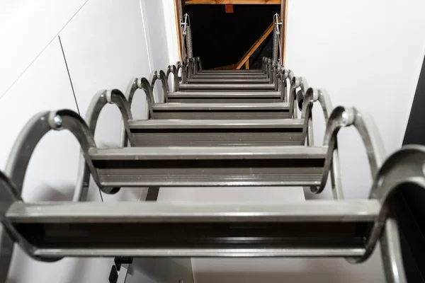 Escaliers Métalliques Cachés Dans Plafond Grenier Avec Une Trappe Ouverture — Photo