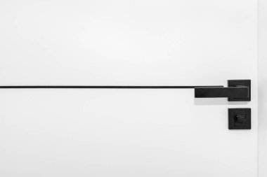 Mat siyah saplı, manyetik kilitli, banyo kapısı kilitli modern beyaz kapı..