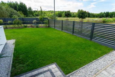 Entrance to the house made of paving slabs, visible pebbles and bark.
