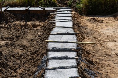 Yetersiz yapılandırılmış biçimsel çalışma, beton temelin yerinden edilmesine ve kötü bir şekle sokulmasına yol açtı..