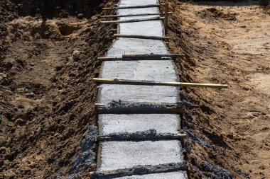 Yetersiz yapılandırılmış biçimsel çalışma, beton temelin yerinden edilmesine ve kötü bir şekle sokulmasına yol açtı..