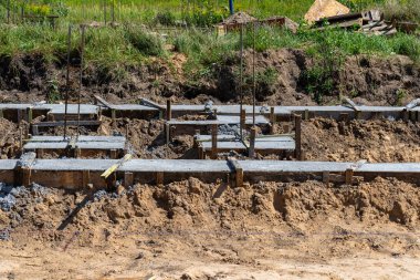 Geniş temel şeritleri siyah dağılım asfalt kauçuk kütle ile boyanmış, gözle görülür beton kolon çubukları.