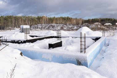 Temeli özel mavi polistirenle izole edilmiş. Güçlendirilmiş beton sütunların çubukları görülebilir..