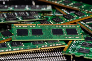 Yazdırılmış bir devre kartının üzerinde duran eski SDRAM bellek modülleri.