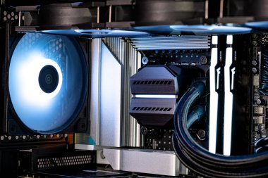 Modern bir bilgisayarın içinde 2025 yılında toplanan DDR5 bellek ve diğer bileşenleri gösterir.