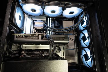 Modern bir bilgisayarın içinde 2025 yılında toplanan DDR5 bellek ve diğer bileşenleri gösterir.