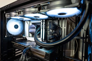 Modern bir bilgisayarın içinde 2025 yılında toplanan DDR5 bellek ve diğer bileşenleri gösterir.