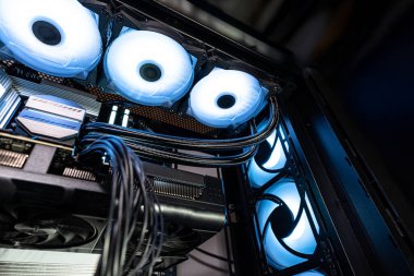 Modern bir bilgisayarın içinde 2025 yılında toplanan DDR5 bellek ve diğer bileşenleri gösterir.