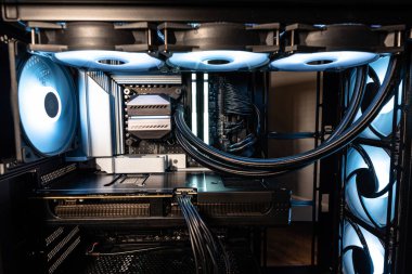 Modern bir bilgisayarın içinde 2025 yılında toplanan DDR5 bellek ve diğer bileşenleri gösterir.