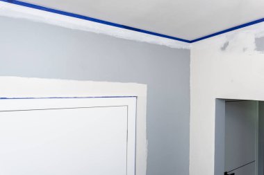 Duvarları boyamaya hazırlamak, kapı çerçevelerini ve tavanları boyacılarla korumak..