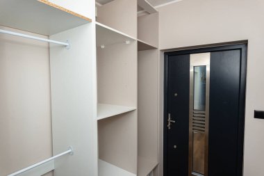 Bir marangozun gardırobu bir girişte monte etmesi, kusursuz bir el işi..