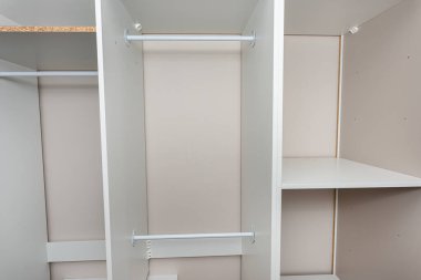 Bir marangozun gardırobu bir girişte monte etmesi, kusursuz bir el işi..