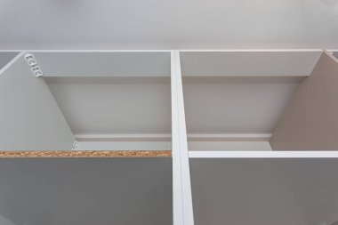 Bir marangozun gardırobu bir girişte monte etmesi, kusursuz bir el işi..