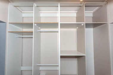 Bir marangozun gardırobu bir girişte monte etmesi, kusursuz bir el işi..