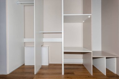 Bir marangozun gardırobu bir girişte monte etmesi, kusursuz bir el işi..