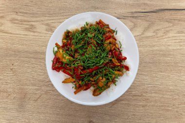 Pirinç, tavuk ve çeşitli sebzelerden yapılmış ev yapımı yemek..