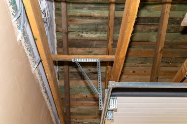 Tadilat sırasında ahşap kirişlere ve tavan yapısına bağlı garaj kapısı mekanizması