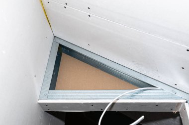 Alçıpan kaplaması, metal profil, sıva tahtası ve yalıtım malzemelerini gösteren yapı kurulumu