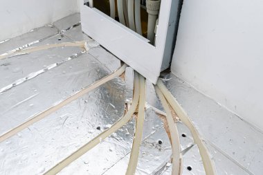 Yeraltı ısıtma boruları ve izolasyon modern bir inşaat veya yenileme sırasında görülebilir