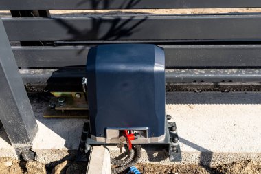 Sürgülü kapı motoru otomatik erişim sağlıyor ve bir mülk için güvenliği arttırıyor