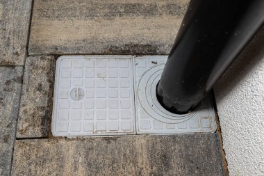 Yağmur suyuna bağlanan su oluğu, tankın drenaj sistemine yerleşiyor.