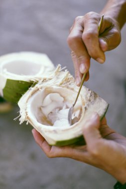 El doğrama ile topikal hindistancevizi