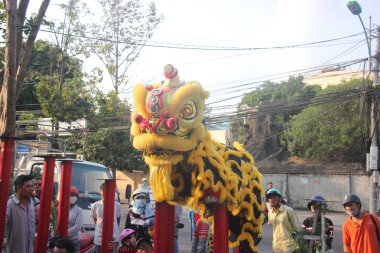 Nha Trang, Vietnam - 15 Şubat 2016: Şirket bölgede 10 Şubat 2016 yılında Nha Trang'Vietnam yeni yıl kutlamaları sırasında Çin aslanı kimliği belirsiz kişi dansla