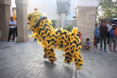 Nha Trang, Vietnam - 15 Şubat 2016: Şirket bölgede 10 Şubat 2016 yılında Nha Trang'Vietnam yeni yıl kutlamaları sırasında Çin aslanı kimliği belirsiz kişi dansla