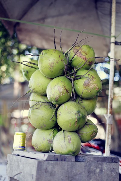 Aktuella kokosnötter, med hand hugga — Stockfoto