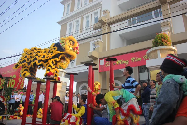 Nha trang, Vietnam - 15. Februar 2016: Unbekannte tanzen während der vietnamesischen Neujahrsfeierlichkeiten am 10. Februar 2016 in nha trang mit chinesischen Löwen auf dem Firmengelände — Stockfoto