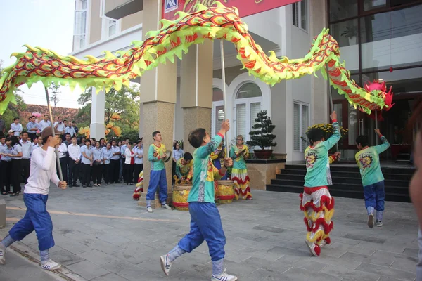 Nha Trang, Vietnam - 15 februari 2016: Oidentifierade personer dans med kinesiska lejon på företaget district under vietnamesiska nyåret firandet på 10 februari 2016 i Nha Trang Royaltyfria Stockfoton