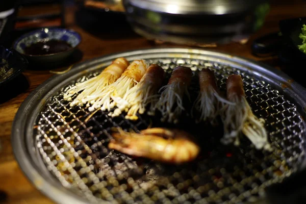 Tranche de bœuf cru pour barbecue ou yakiniku de style japonais — Photo