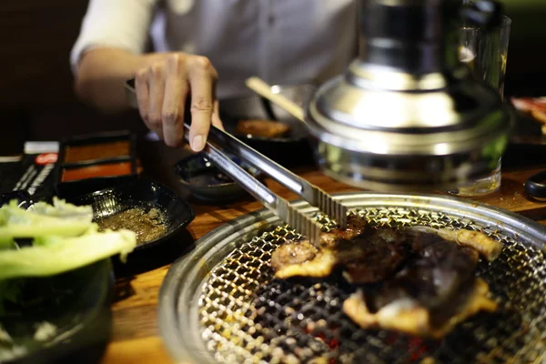 Fetta di manzo cruda per barbecue o yakiniku in stile giapponese — Foto Stock