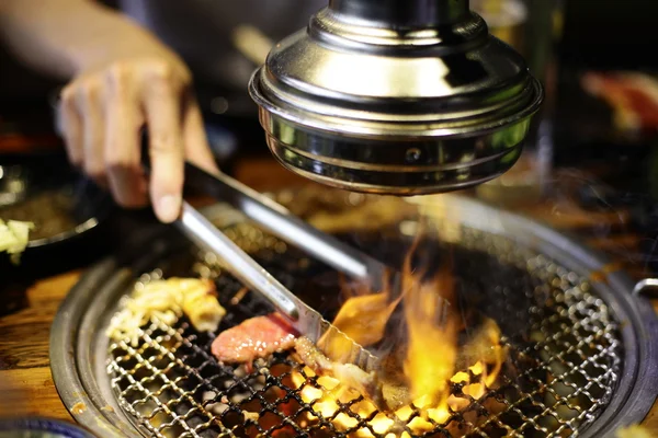 Tranche de bœuf cru pour barbecue ou yakiniku de style japonais — Photo