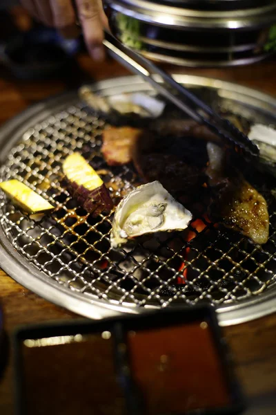 Fatia de carne crua para churrasco ou estilo japonês yakiniku — Fotografia de Stock