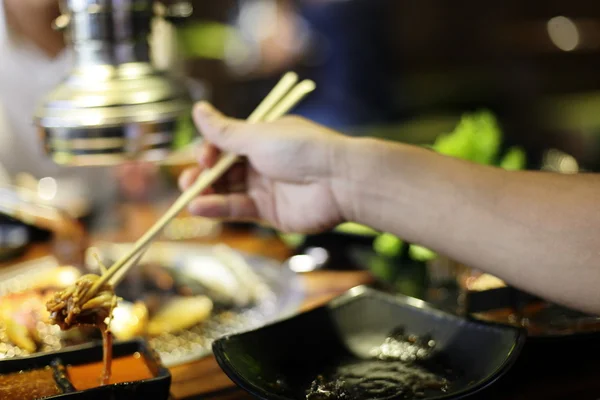 Tranche de bœuf cru pour barbecue ou yakiniku de style japonais — Photo