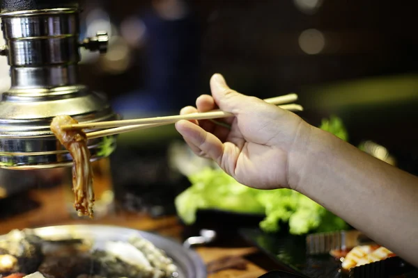 Tranche de bœuf cru pour barbecue ou yakiniku de style japonais — Photo